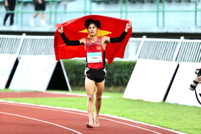 Trung Cường rất hạnh phúc khi về đích đầu tiên. Ảnh: Khả Hoà