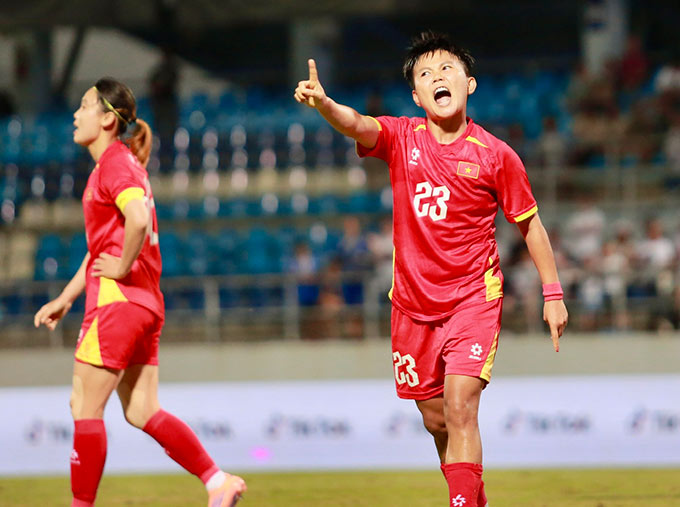 Các cầu thủ nữ Việt Nam bị ức chế trước quyết định không chuẩn của trọng tài - Ảnh: Đức Cường