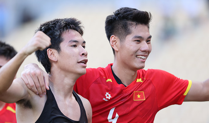 Trung vệ Hiểu Minh (phải) không ngán U22 Thái Lan - Ảnh: Đức Cường 