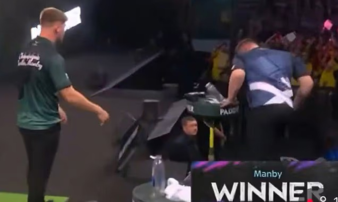 Menzie có hành động mất kiểm soát