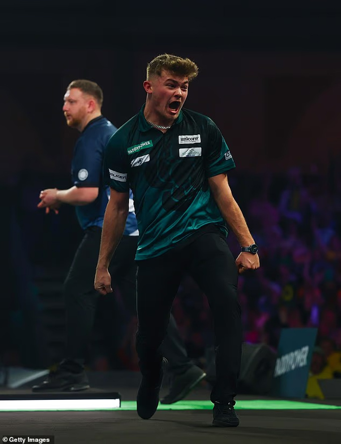 Manby ăn mừng chiến thắng