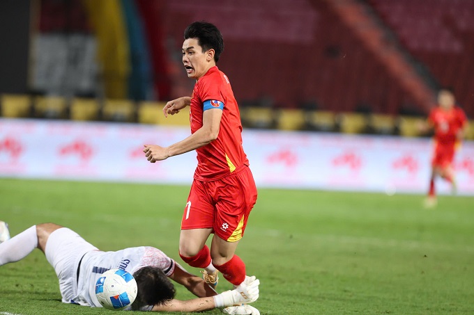Tình huống Đình Bắc bị phạm lỗi, tạo bước ngoặt cho U22 Việt Nam. Ảnh: Đức Cường