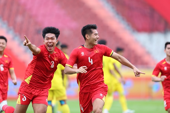 Các cầu thủ trong hàng phòng ngự của U22 Việt Nam cần tránh tối đa các pha phạm lỗi gần khu vực 16m50. Ảnh: Đức Cường