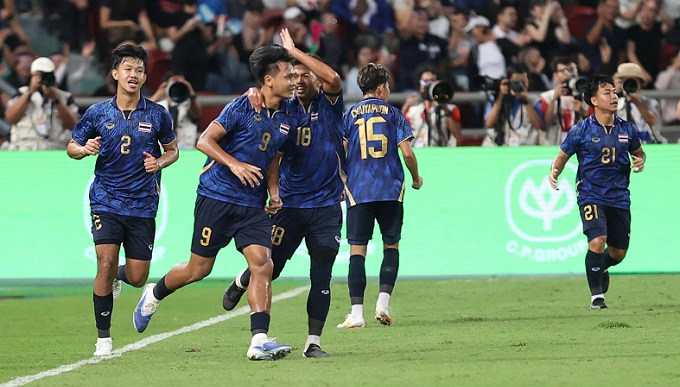 Niềm vui của Yotsakon sau cú sút phạt thần sầu. Ảnh: Đức Cường