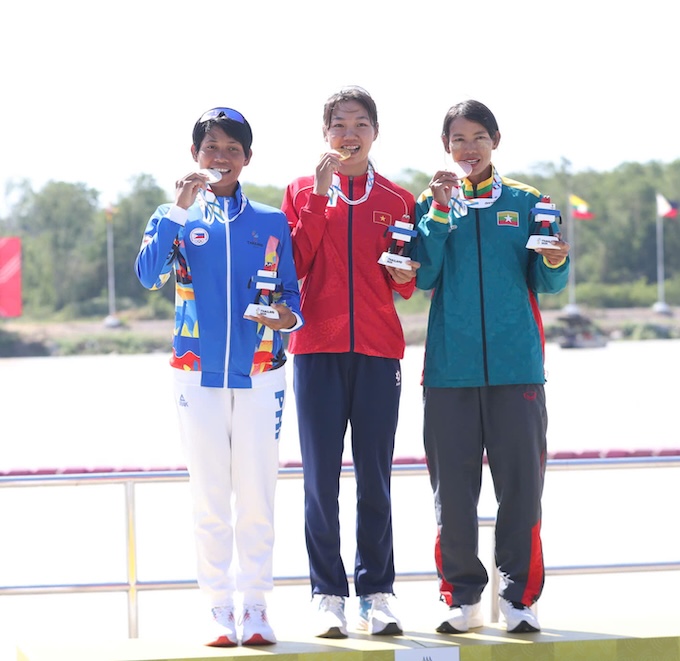 Hồ Thị Duy trên bục nhận HCV. Ảnh: CTV