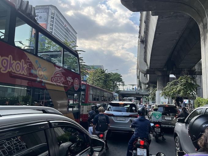 Giao thông ở Bangkok luôn trong tình trạng kẹt xe. Ảnh: Tuấn Thành
