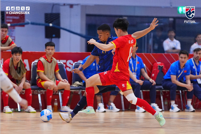 Việt Nam (áo đỏ) vẫn còn cơ hội tranh chấp huy chương