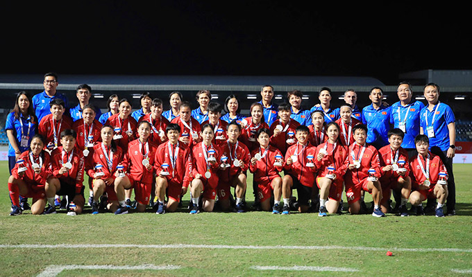 ĐT nữ Việt Nam và ứng xử điểm 10 sau thất bại - Ảnh: Đức Cường