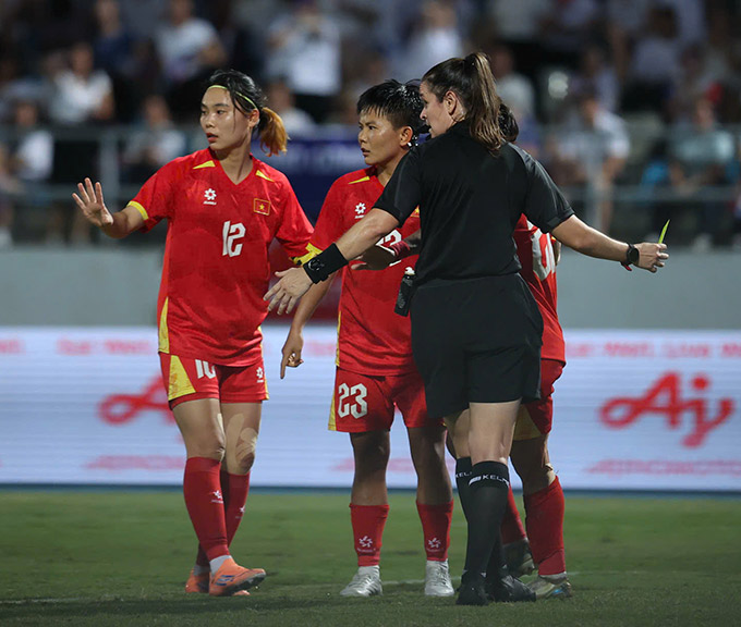 Tổ trọng tài điều khiển trận chung kết giữa ĐT nữ Việt Nam và Philippines không tốt - Ảnh: Đức Cường