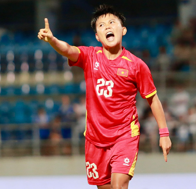 HLV Mai Đức Chung và Bích Thuỳ không hài lòng với quyết định sai của trọng tài - Ảnh: Đức Cường