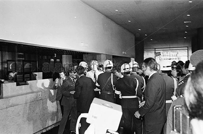 Cảnh sát vây kín cửa hàng trang sức Fuego Verde