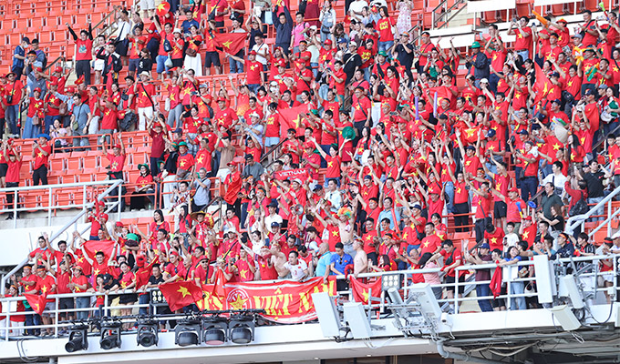 CĐV Việt Nam sẽ biến sân Rajamangala thành sân nhà "thu nhỏ" trong trận chung kết SEA Games 33 - Ảnh: Đức Cường
