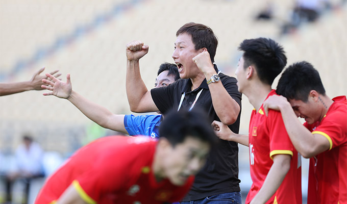HLV Kim Sang Sik cùng các học trò quyết tâm giành HCV SEA Games trên đất Thái Lan - Ảnh: Đức Cường