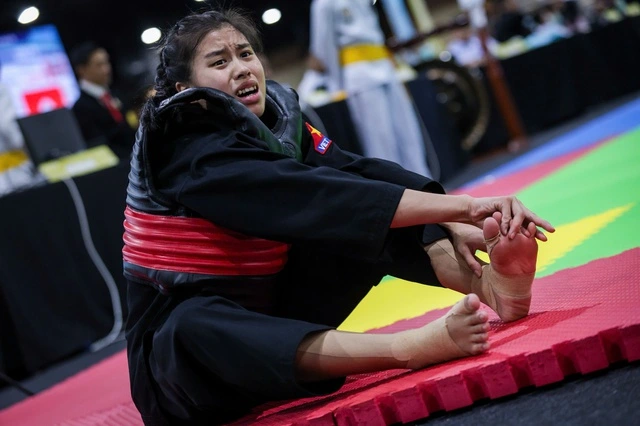 Hải Quyên ngã trên sàn sau pha va chạm, tỏ ra đau đớn