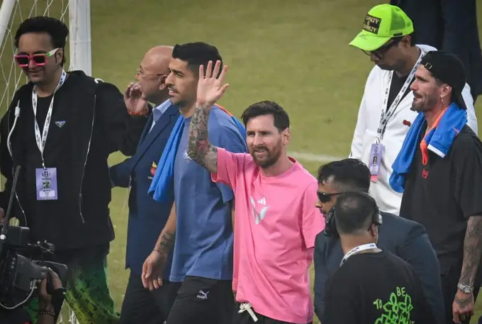 Anh và hai người đồng đội được chào đón nồng nhiệt