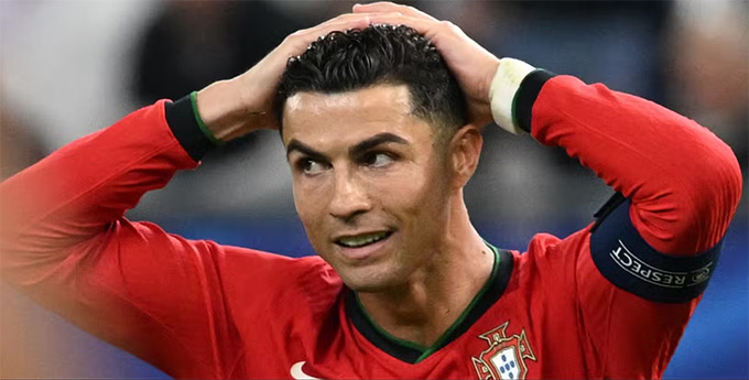 CR7 đã không thể vừa khoác áo Man đỏ, vừa chơi cho Man xanh