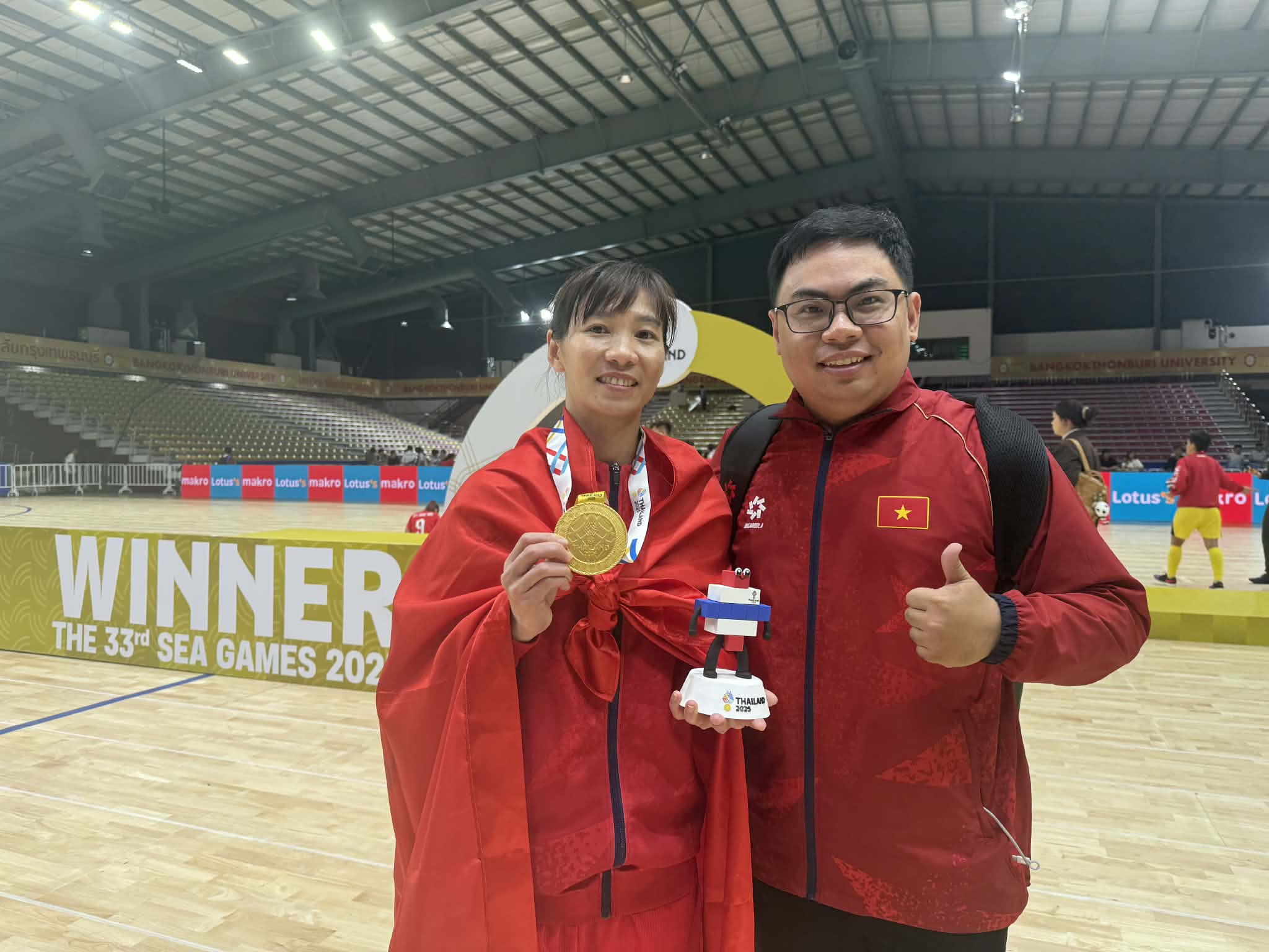 Trần Thị Thuỳ Trang hạnh phúc với tấm HCV môn futsal nữ tại SEA Games 33