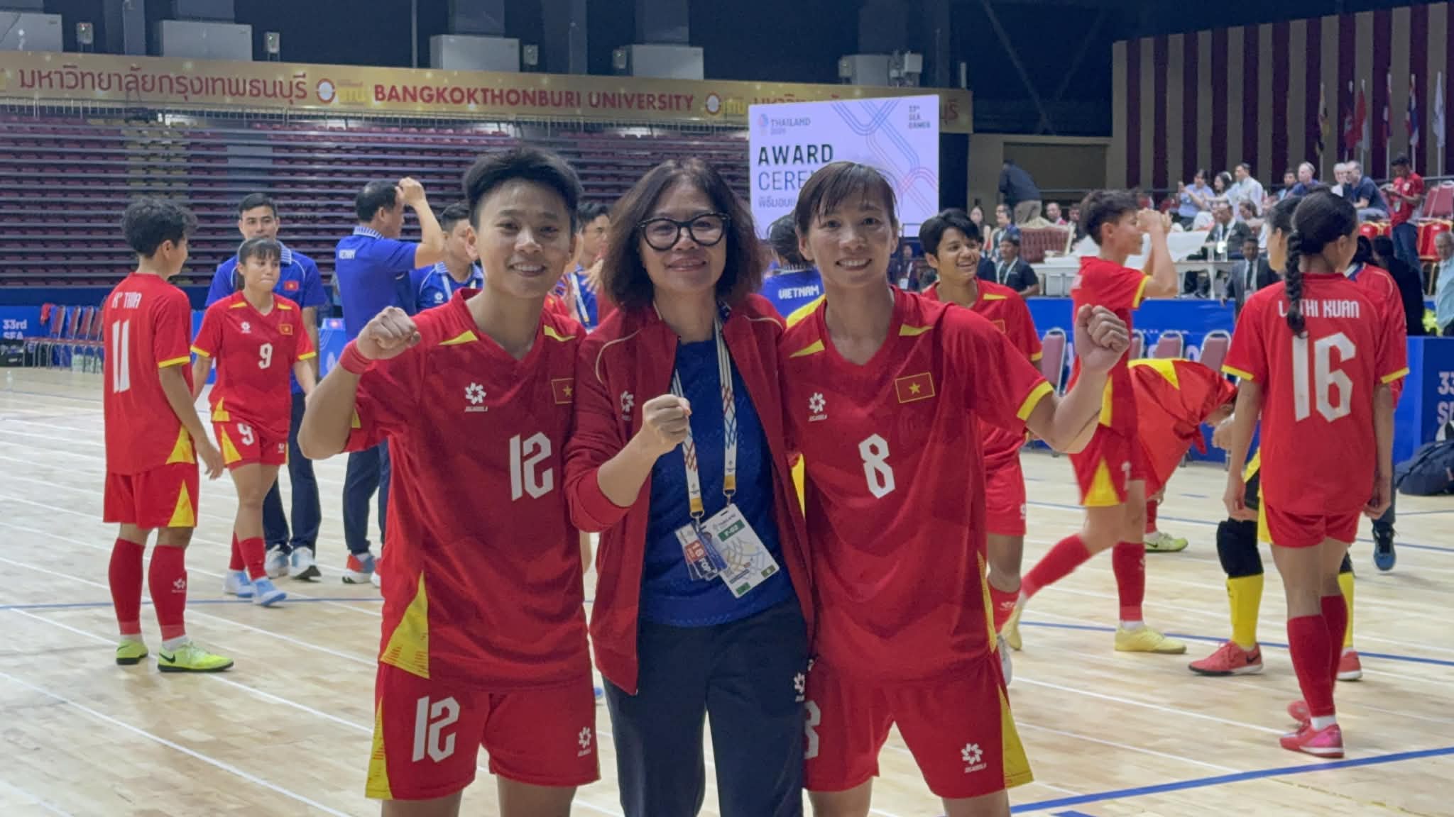 Thuỳ Trang (số 8) góp công lớn vào chiếc huy chương vàng Futsal nữ tại SEA Games 33