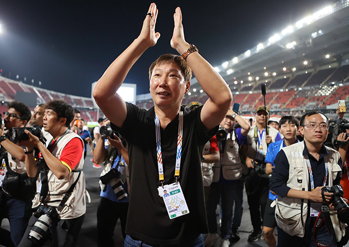 HLV Kim Sang Sik giành hat-trick vô địch với Việt Nam trong năm 2025 - Ảnh: Đức Cường