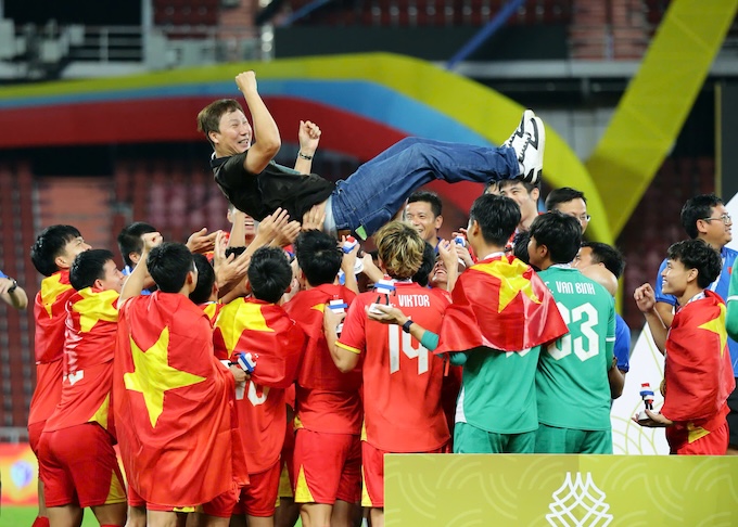 Thầy trò HLV Kim Sang Sik ăn mừng giành HCV bóng đá nam. Ảnh: Đức Cường