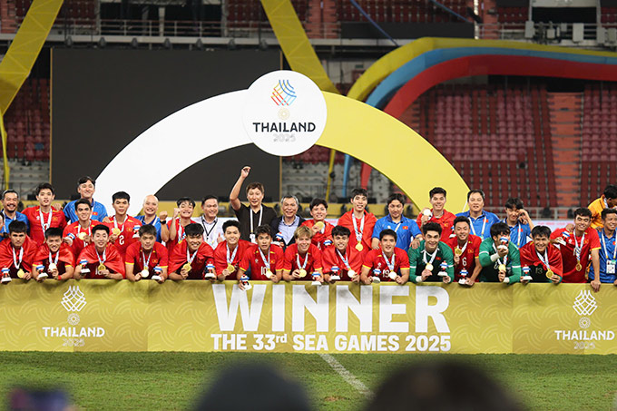 HLV Kim Sang Sik không được trao huy chương Vàng SEA Games - Ảnh: Đức Cường