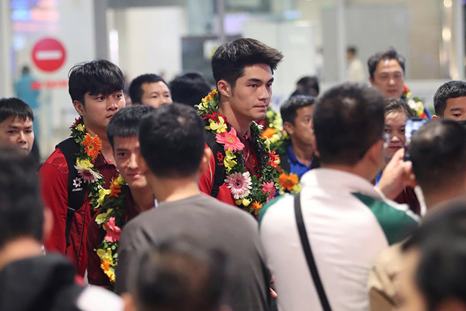 HLV Kim Sang Sik cùng các cầu thủ U22 Việt Nam được đông đảo người hâm mộ chào đón 