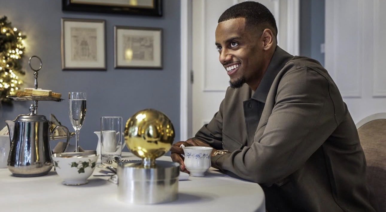 Isak tươi rói nhận giải thưởng cá nhân