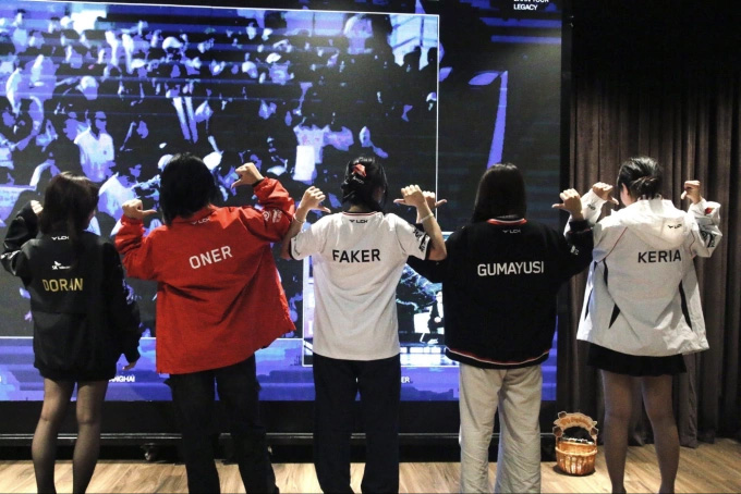 Fan Việt Nam khoác áo đấu của các thành viên đội T1