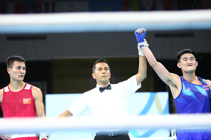 Võ sĩ Thái Lan phạm quy nhưng vẫn được tuyên thắng trận