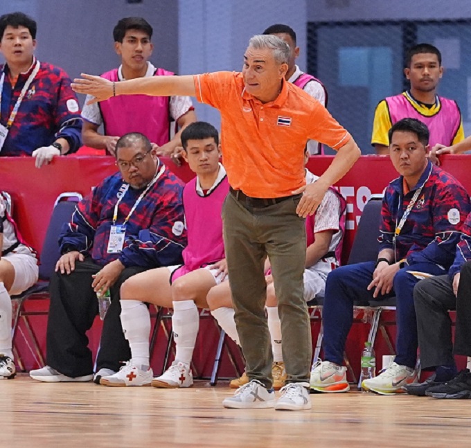 Ông Miguel Rodrigo chỉ đạo ở trận đấu giữa Thái Lan và Indonesia 