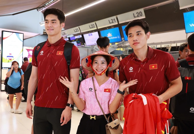 Các tuyển thủ trở về trong sự chào đón của người hâm mộ. Ảnh: Đức Cường 