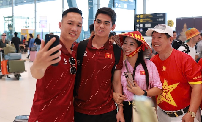 Người hâm mộ chụp ảnh lưu niệm cùng các cầu thủ. Ảnh: Đức Cường 