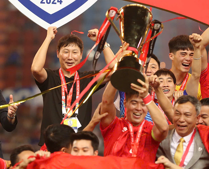 HLV Kim Sang Sik vô địch AFF Cup 2024 với chiếc áo màu đen - Ảnh: Đức Cường