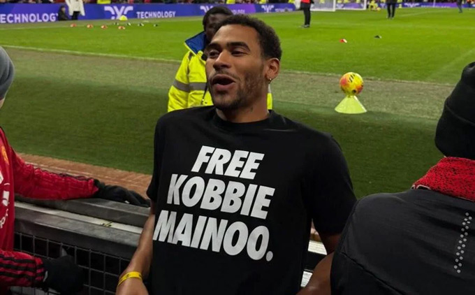 Anh trai cùng cha khác mẹ của Mainoo gây áp lực lên MU bằng thông điệp in trên áo