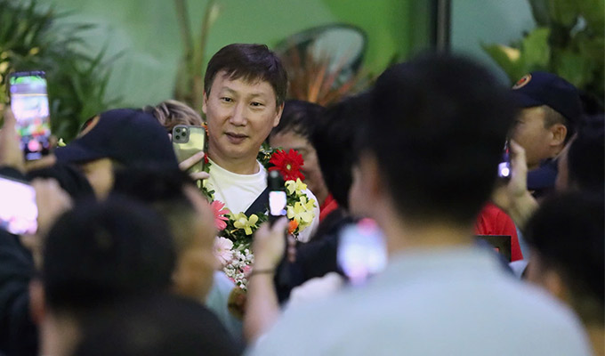 HLV Kim được CĐV săn đón khi về nước 