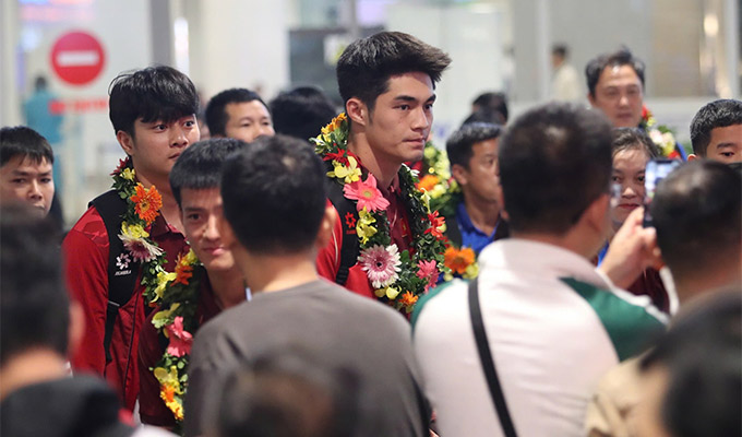 Thủ môn Trung Kiên cùng đồng đội trở về trong vòng tay của NHM 