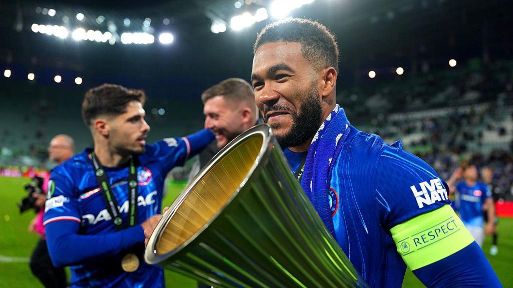 James sở hữu tất cả những phẩm chất mà bạn ở một hậu vệ phải hiện đại