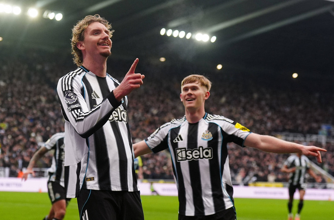 Niềm vui của các cầu thủ Newcastle sau khi vượt lên dẫn Chelsea 2 bàn