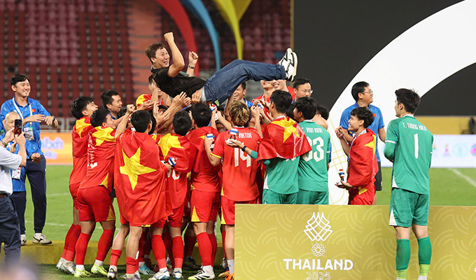 HLV Kim khiến nhiều người "ngả mũ" với những thành công đã đạt được cùng bóng đá Việt Nam chỉ trong 1 năm - Ảnh: Đức Cường