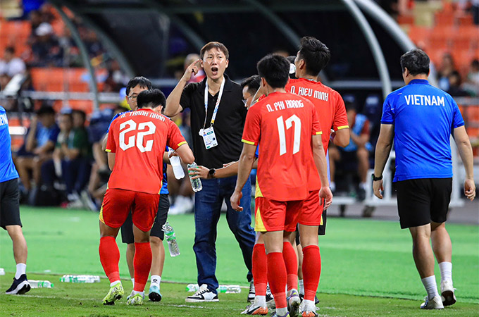 HLV Kim Sang Sik giúp bóng đá Việt Nam thống trị Đông Nam Á trong năm 2025 bằng tài cầm quân "siêu dị" - Ảnh: Đức Cường