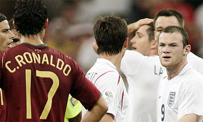 Rooney chê Ronaldo là phiền nhiễu tại MU