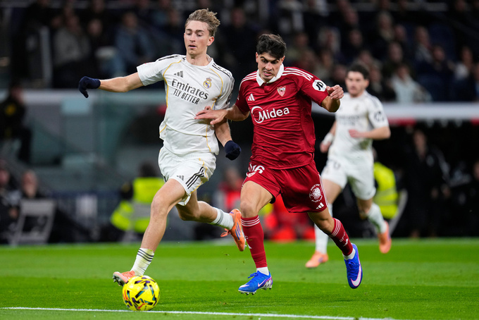 Dean Huijsen (trái) chơi không tốt ở trận thắng 2-0 của Real Madrid trước Sevilla