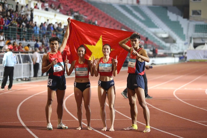Điền kinh Việt Nam phá kỷ lục SEA Games ở nội dung 4x400m hỗn hợp - Ảnh: Anh Khoa 