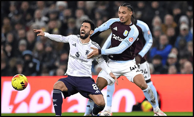 Bruno Fernandes dính chấn thương phải rời sân ở đầu hiệp 2