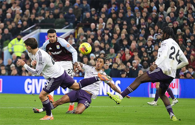 Yoro mắc lỗi trong cả hai bàn thua của MU