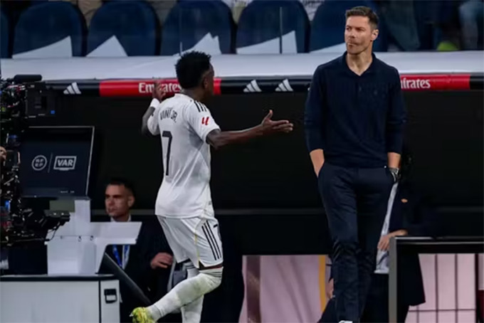 Vinicius bị NHM Real Madrid quay lưng