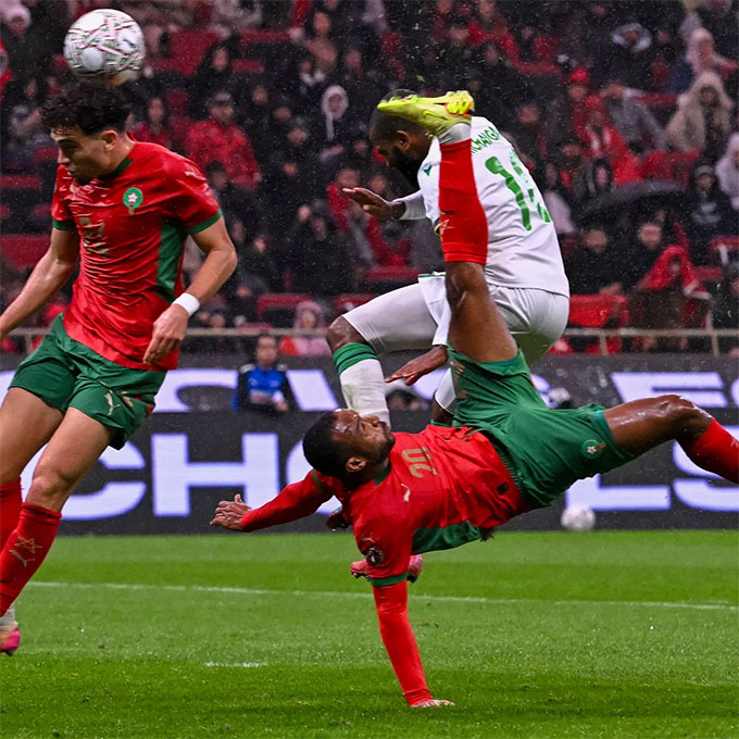 El Kaabi lập siêu phẩm móc bóng