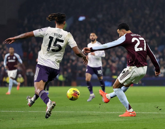 Yoro mắc lỗi trong cả 2 pha ghi bàn của Rogers