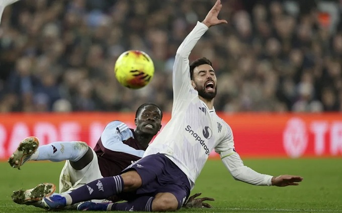 Đội trưởng Bruno Fernandes của MU dính chấn thương trong trận thua 1-2 trước Aston Villa