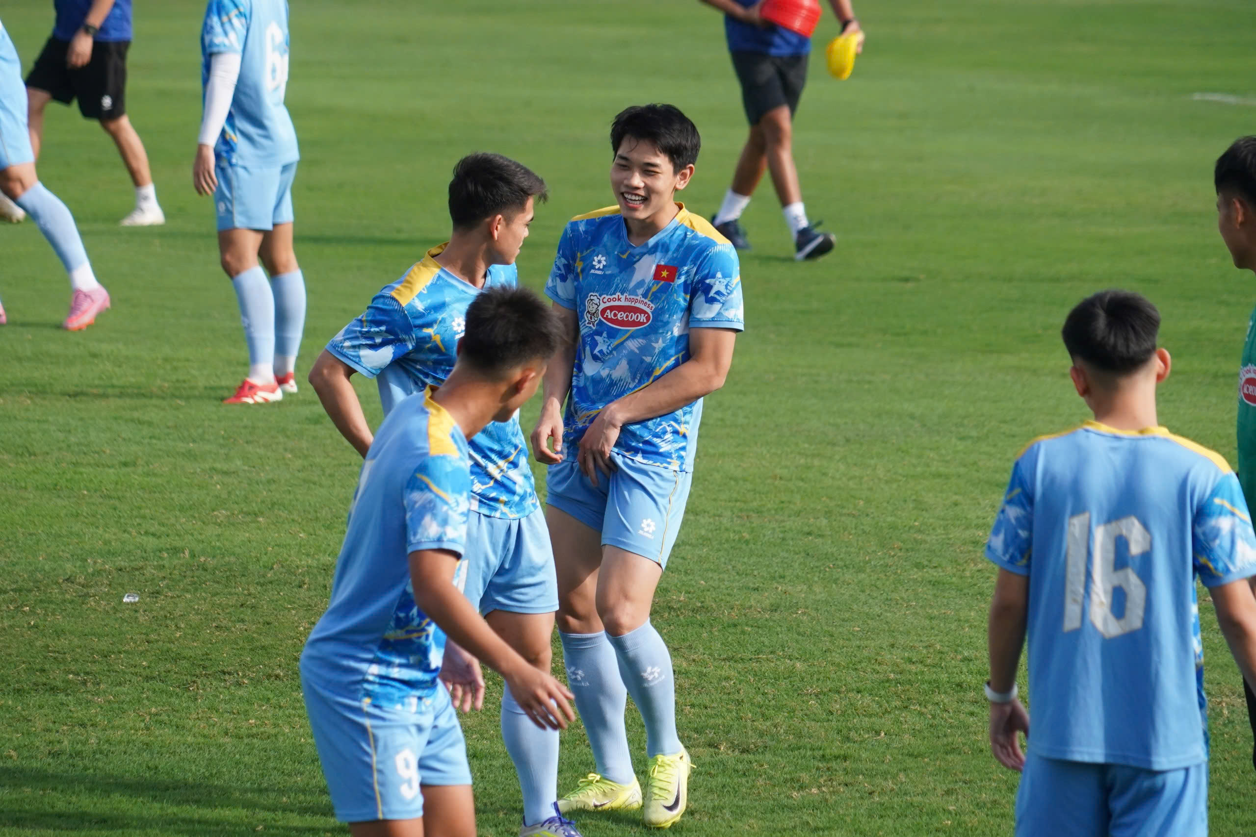 U23 Việt Nam tập luyện với không khi hứng khởi sau khi giành tấm HCV SEA Games 33 (Ảnh: Việt Anh)